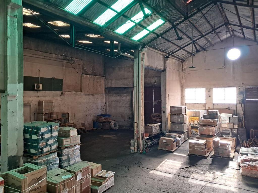 LOCAL INDUSTRIAL, DEPOSITO, A DOS CALLES. Entrada camión.