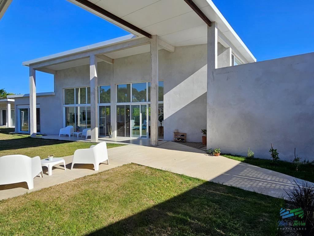 Se alquila casa 4 dormitorios con piscina en del