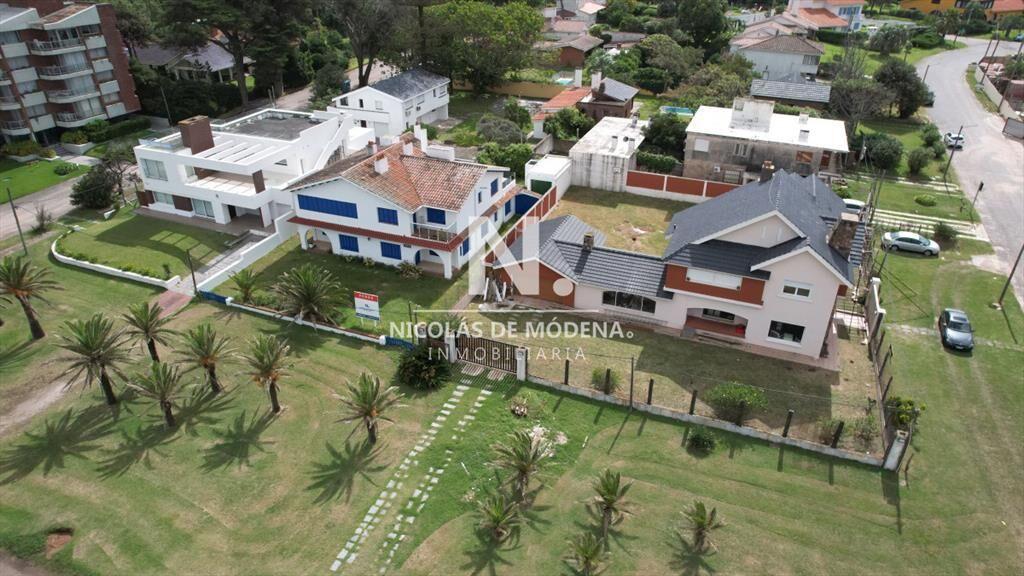 Importante residencia frente al mar en venta.
