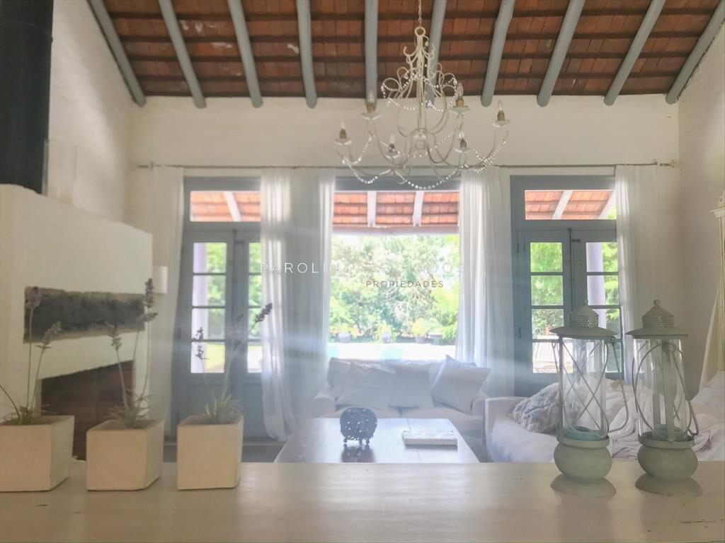 Casa en venta de 2 dormitorios en La Barra, Punta del Este.
