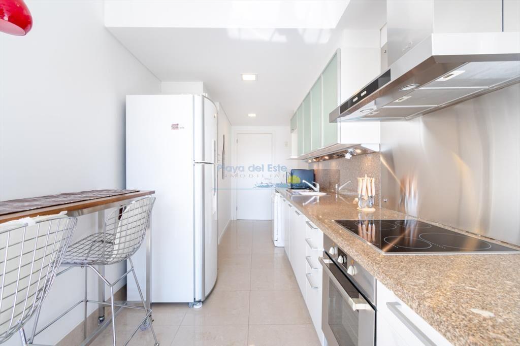 Moderno Apartamento sobre playa Brava en torre Le