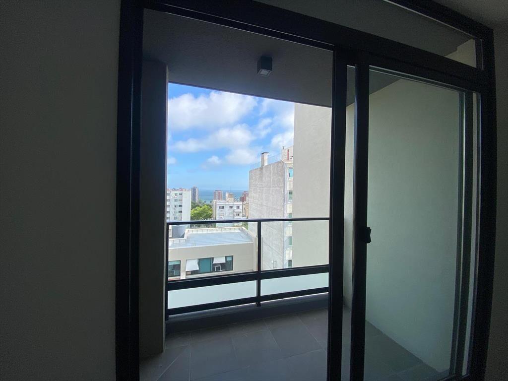 Venta de apartamento de dos dormitorios con terraza en el C