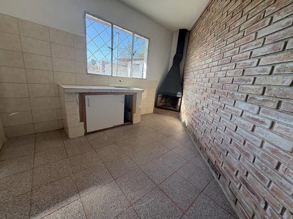 Alquiler - Casa con dos dormitorios, parrillero y patio en N