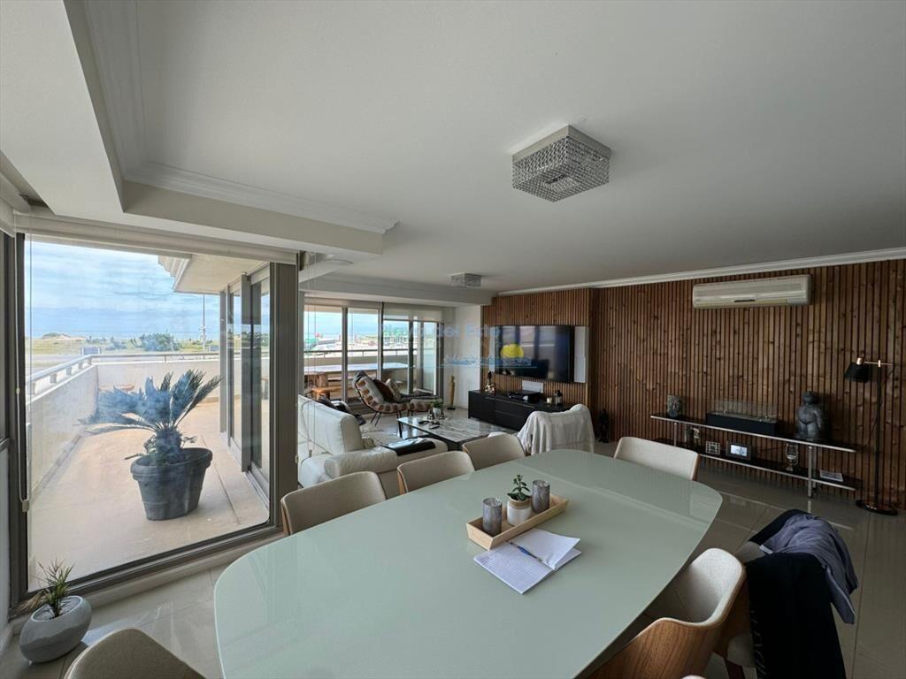 Apartamento de 4 dormitorios en Punta del este ,
