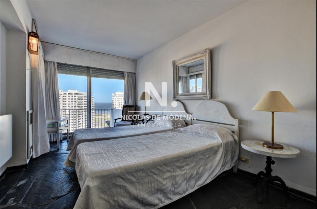 Vende apartamento de 3 dormitorios en Playa Punta