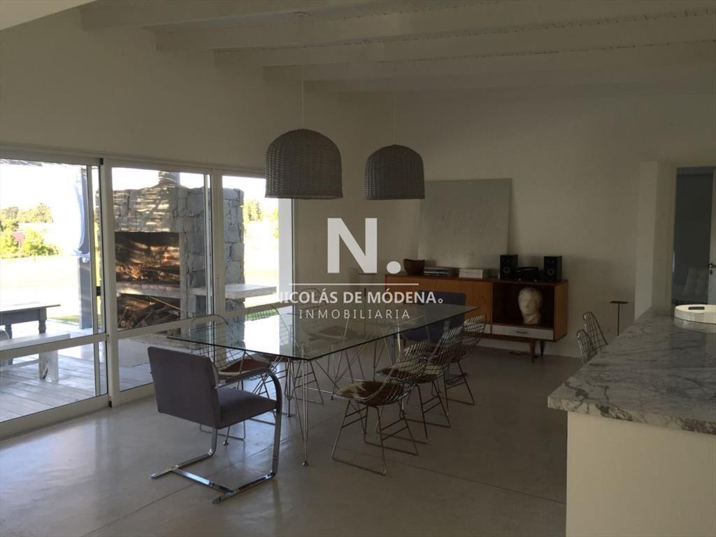 Casa en venta y alquiler de estilo minimalista dentro de Ba