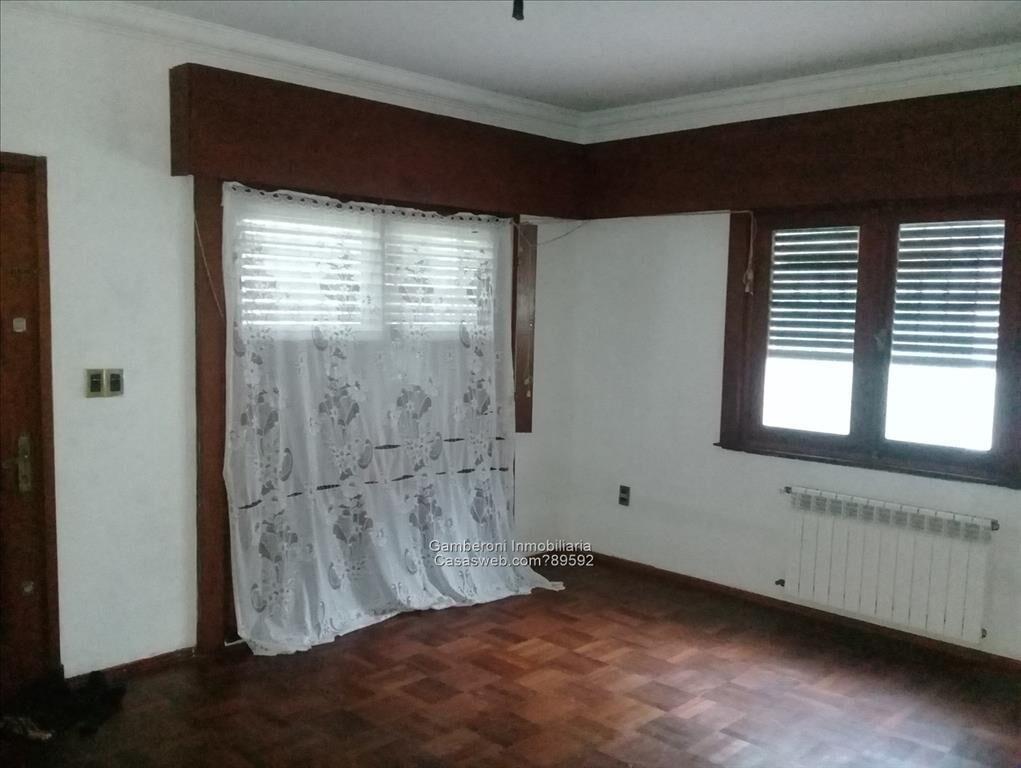Excelente chalet en venta en Colón. Alquilado.