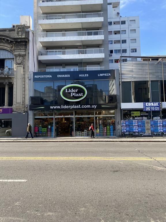 Excelente local comercial sobre 18 de Julio, con renta a e