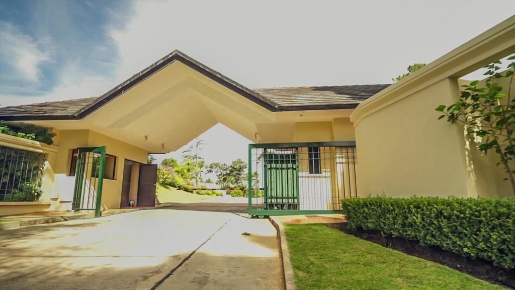 CASA EN VENTA 4 DORMITORIOS + DEPENDENCIA BARRIO
