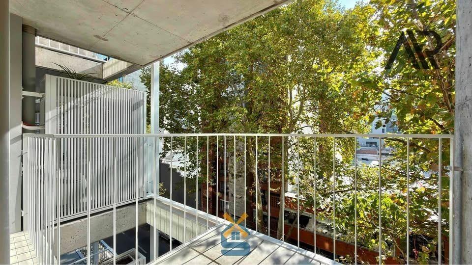Alquiler de monoambiente con terraza al frente en Cordón...