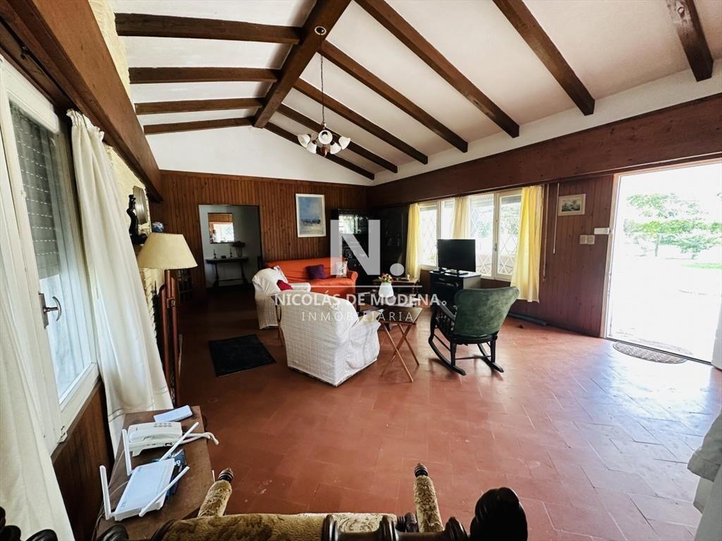 Casa de gran tamaño ubicada en agradable entorno