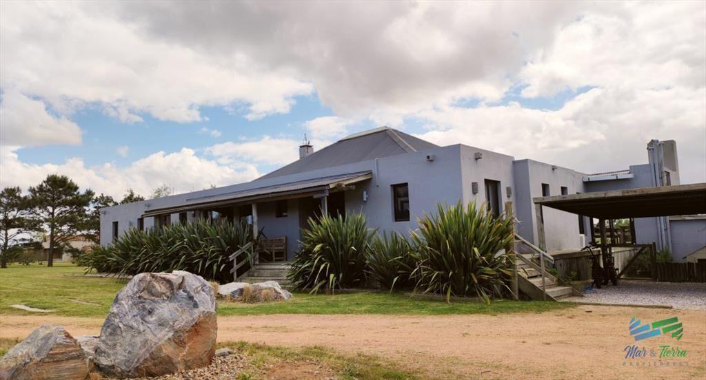 Venta de Hermosa Casa sobre la laguna en El