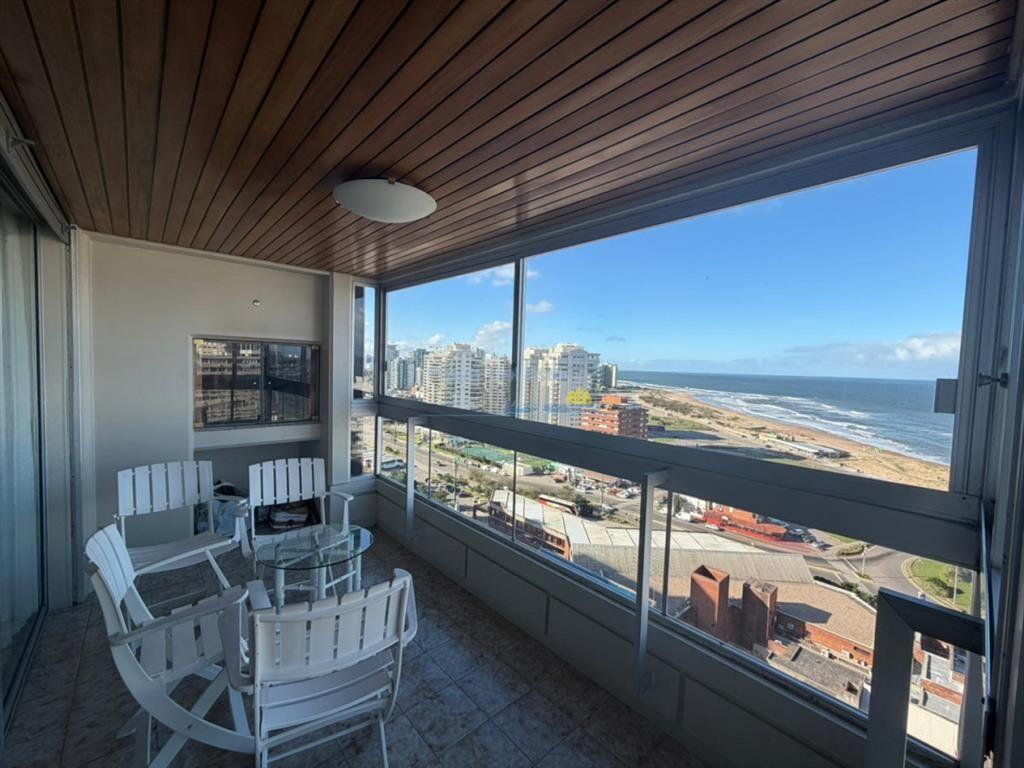 Apartamento de 3 dormitorio en alquiler anual e ,