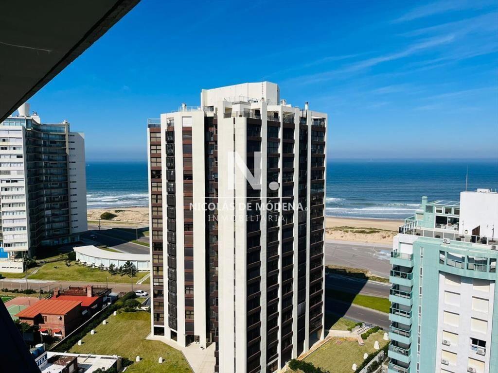 Vende apartamento de 2 dormitorios en Punta del