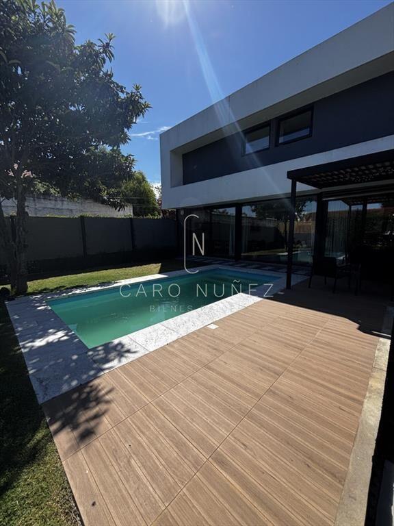 Venta casa moderna 4 dormitorios Carrasco Sur