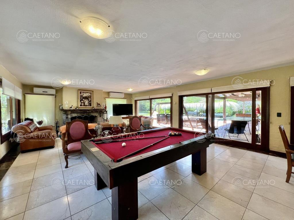 Casa en barrio residencial con 3000 m2 de parque