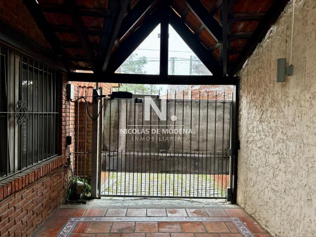 Se Vende Casa con JardÃn y Piscina en Carrasco 4