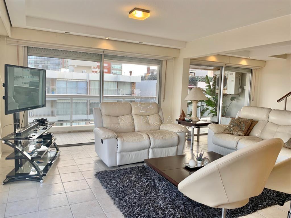Penthouse Duplex de Tres Dormitorios en Venta + Parrillero