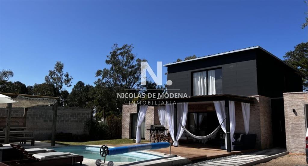 CASA EN VENTA 4 DORMITORIOS EN JARDINES DE
