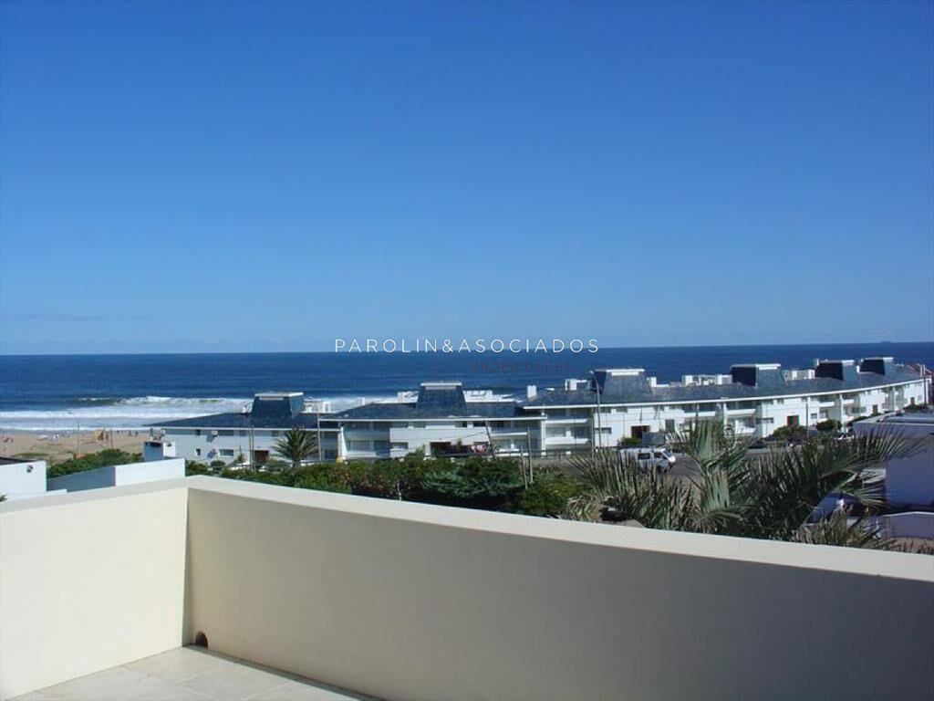 VENTA DE CASA DE 4 DORMITORIOS CON VISTA AL MAR