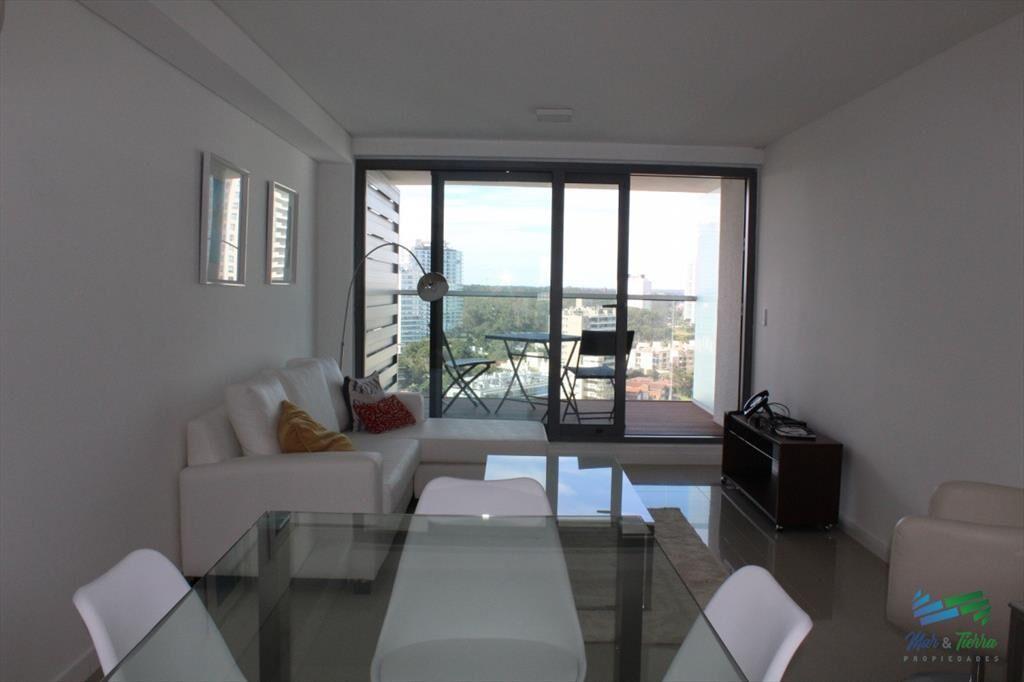 Apto 2 dorm, central, 2 baños y balcón piso alto.