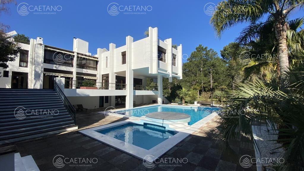 Espectacular residencia en Punta Ballena.