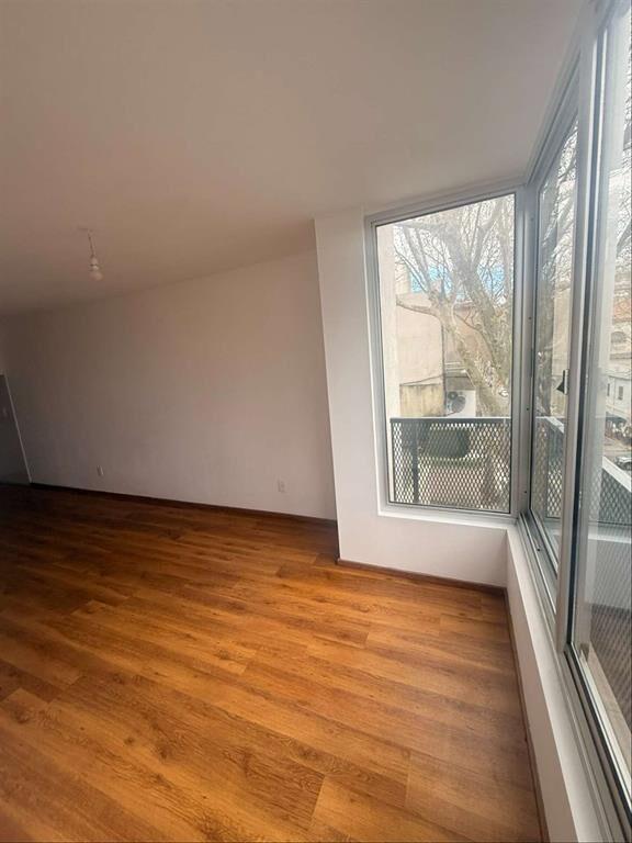 Apartamento en alquiler 2 dormitorios y balcón al frente, a