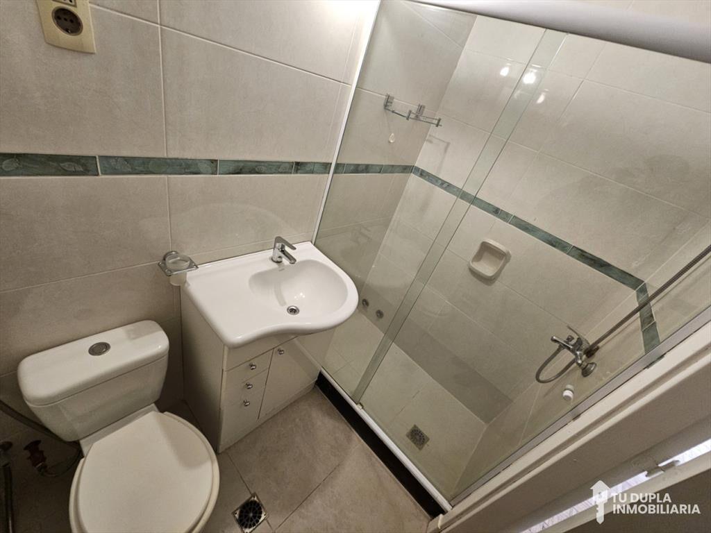 Amplio apartamento de 3 dormitorios + servicio en