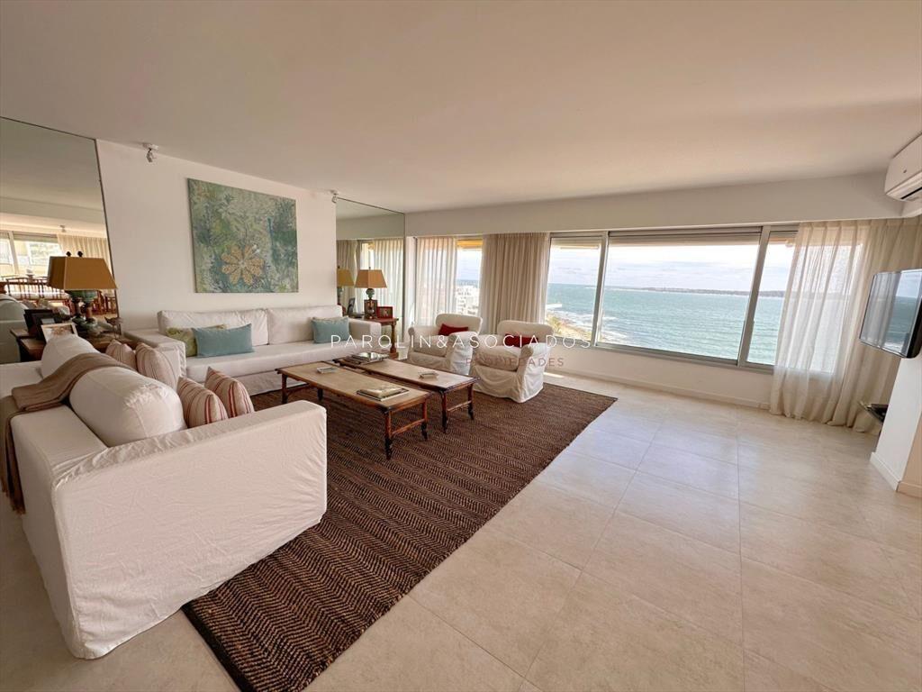 Hermoso apartamento en venta en edificio Punta
