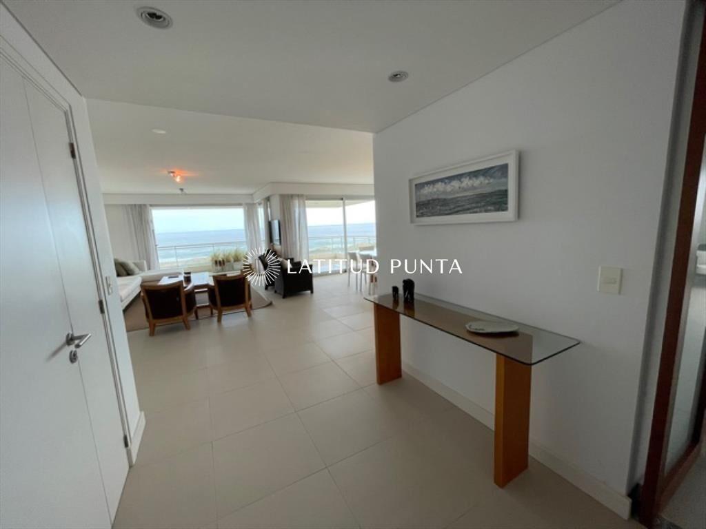 Apartamento en Brava, 3 suites más dependencia