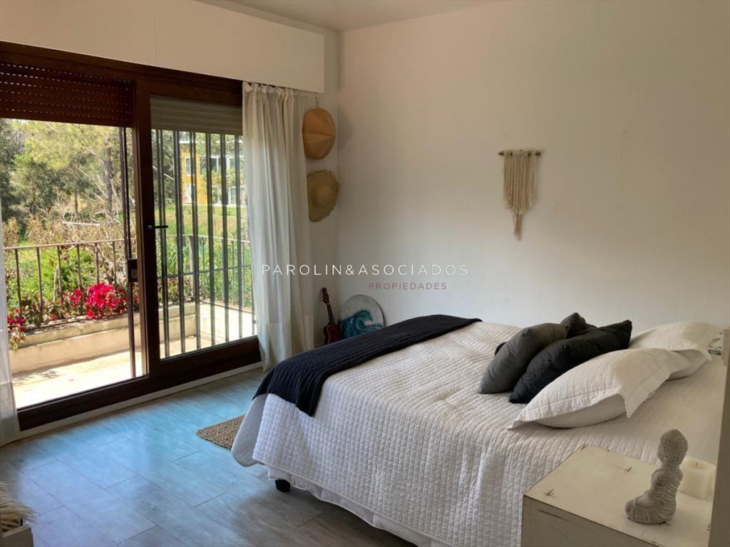 Casa en venta de 4 dormitorios en La Barra, Punta del Este.