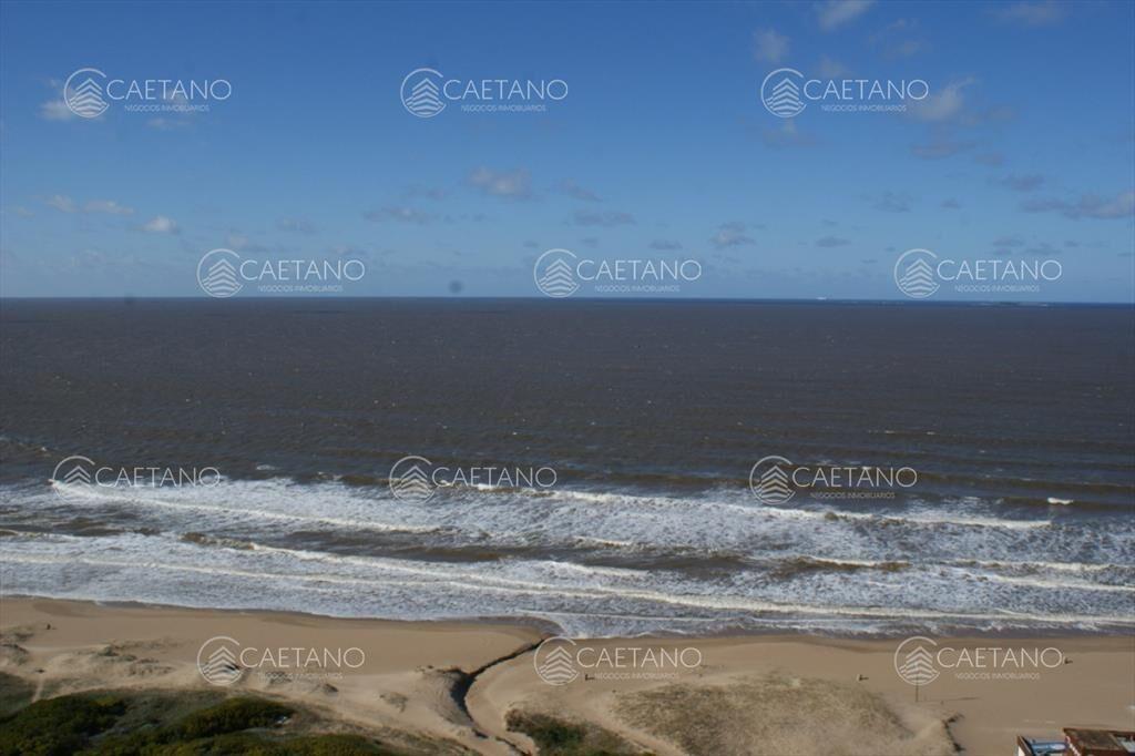Primera línea, alta gama sobre rambla de playa brava.