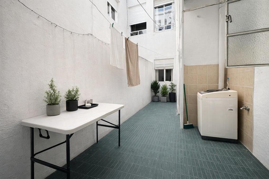 Venta apartamento de dos dormitorios con patio. Tres Cruce