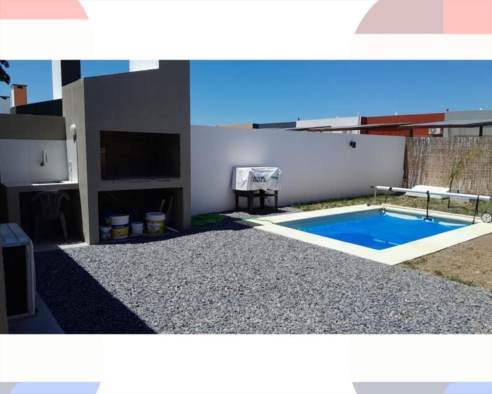 Casa 3 ambientes en VENTA en Colonia con piscina