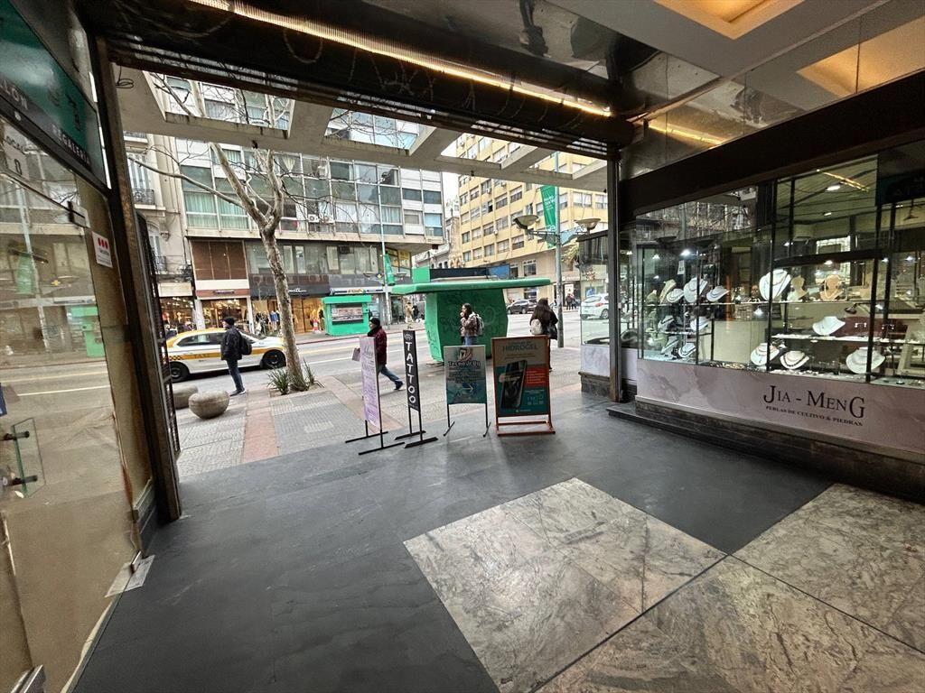 Alquiler - Local Comercial de 22 m2 en galería - 18 de Juli