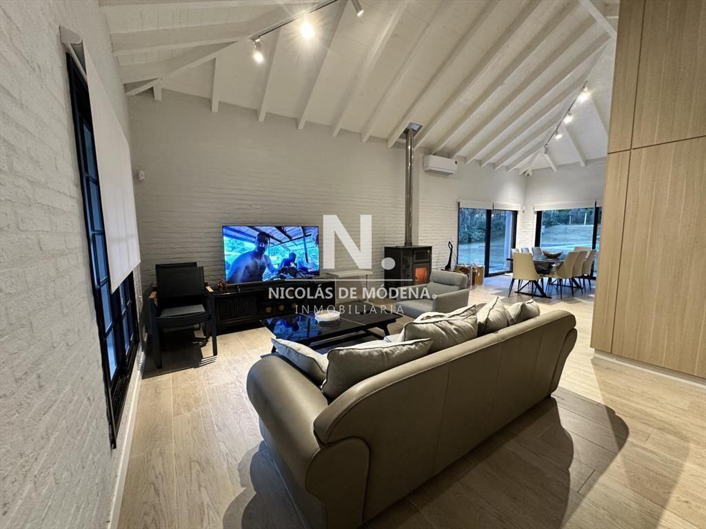 Vende casa de 3 dormitorios con fondo al Club de