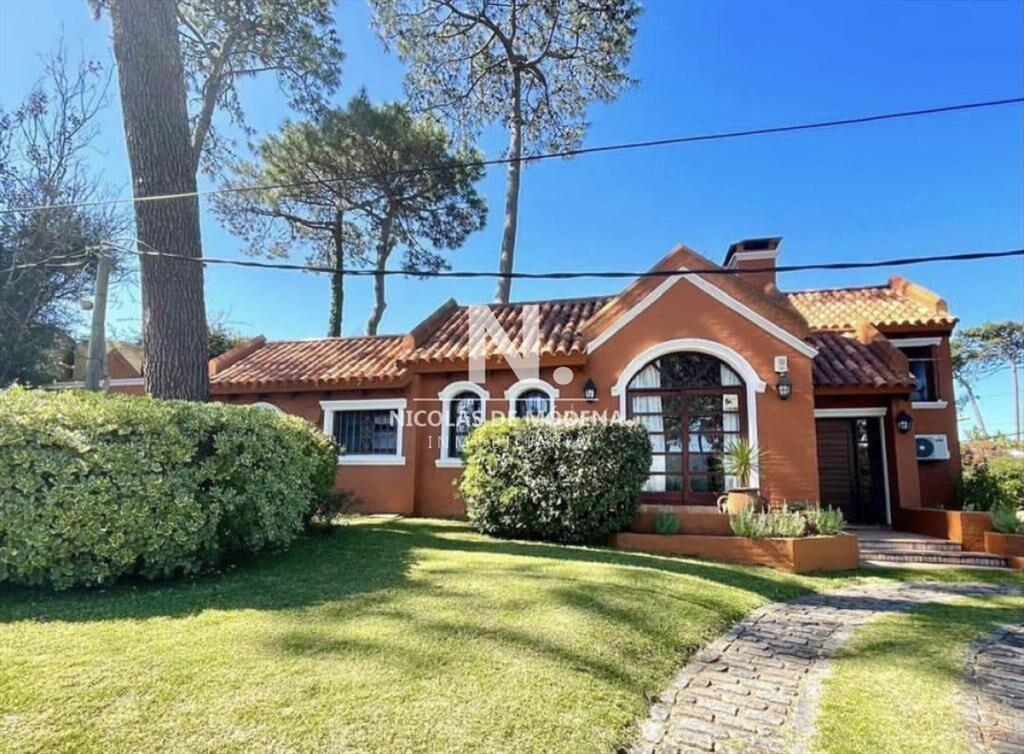 Vende casa de 3 dormitorios en suite con piscina,