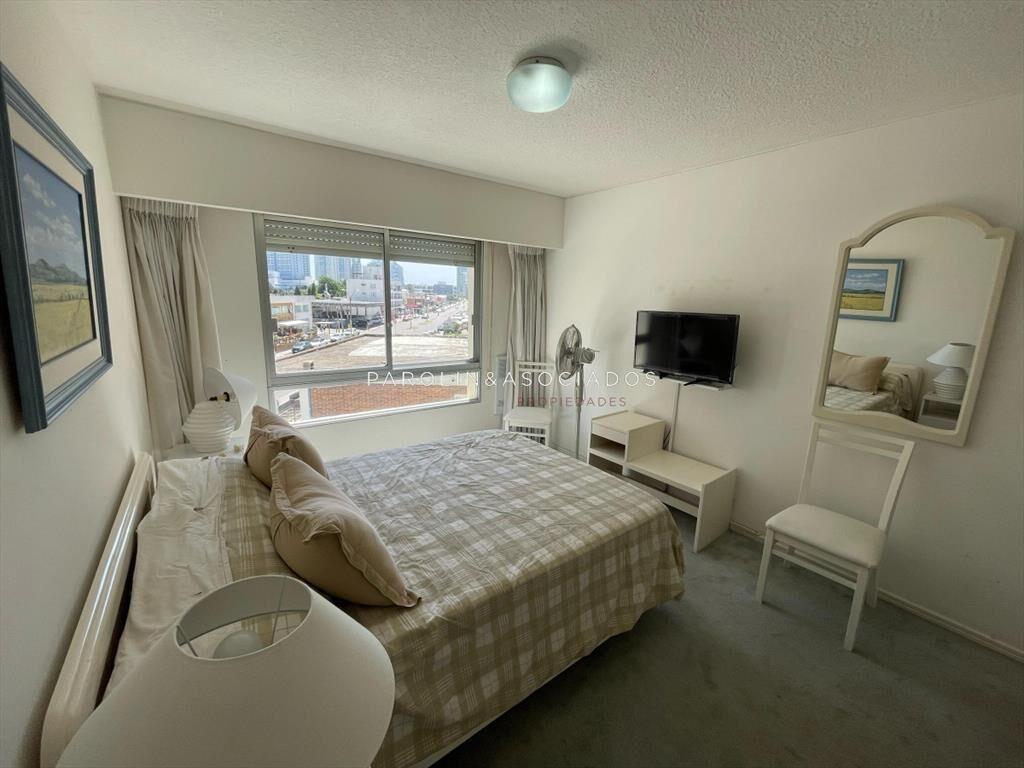 Apartamento de 2 dormitorios y dependencia de en