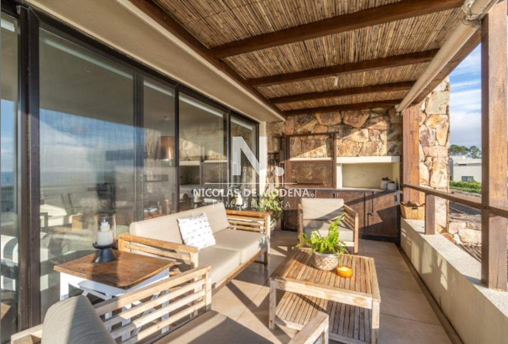 Vende apartamento duplex con vista al mar en