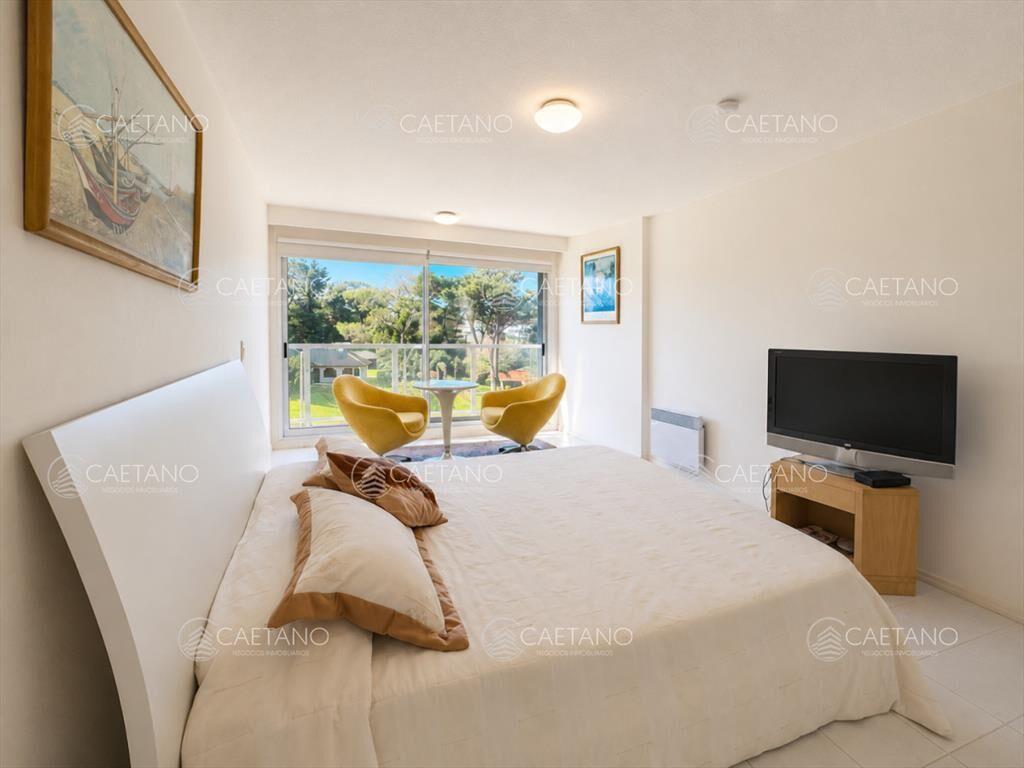 Venta apartamento 3 dormitorios mas servicio, -