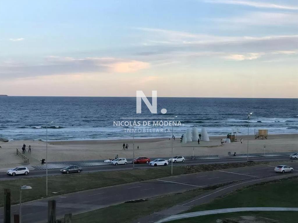 Primera línea al mar , sobre las primeras de