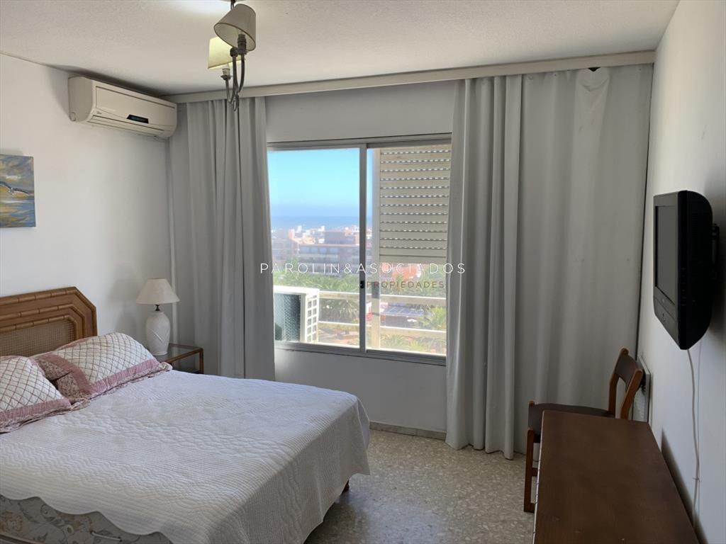Apartamento en venta con vista al puerto de Punta del Este.