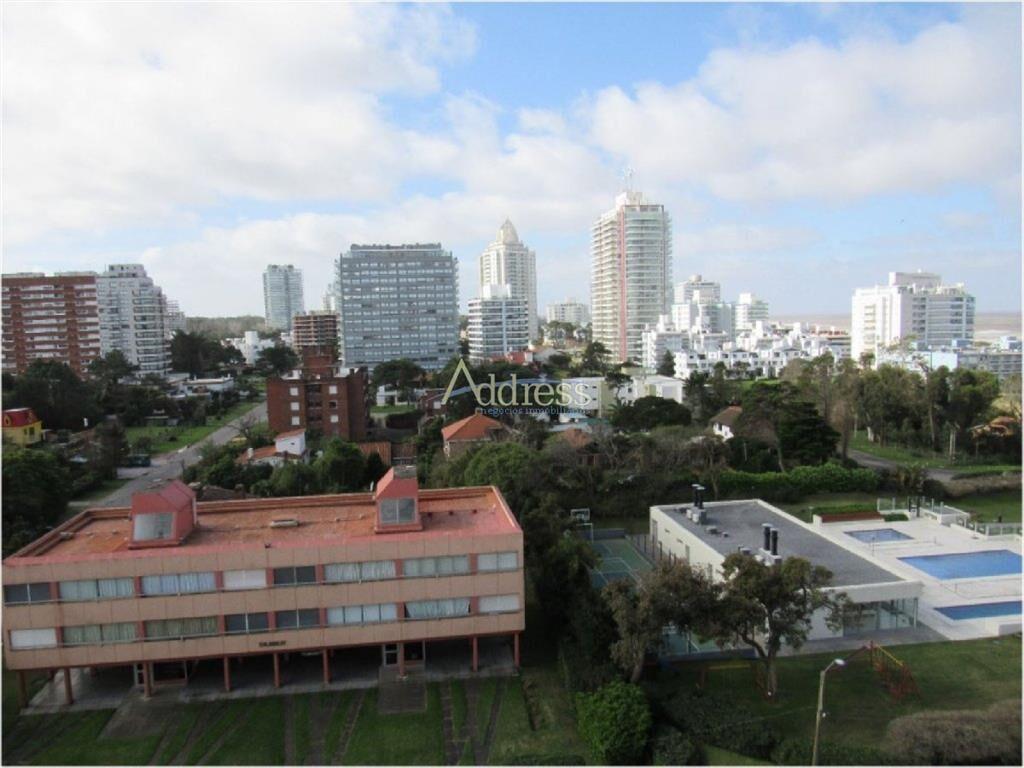 Amplio apto en Edificio de buena construcción en