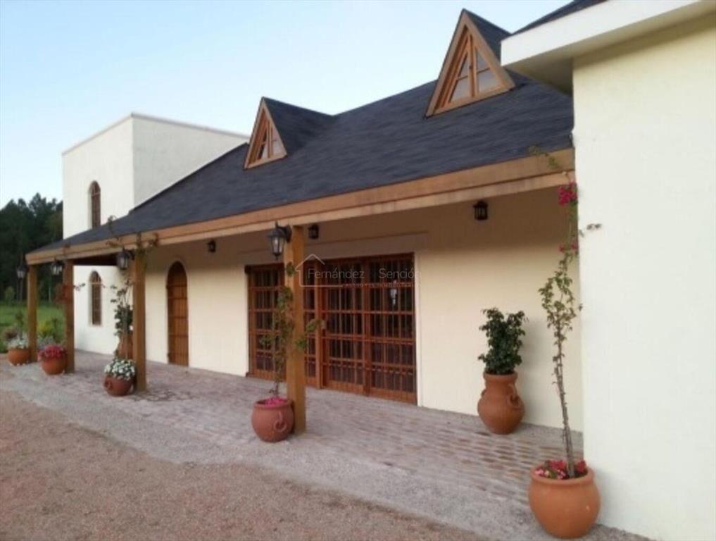 Venta de casa de campo 4 dormitorios zona Pando