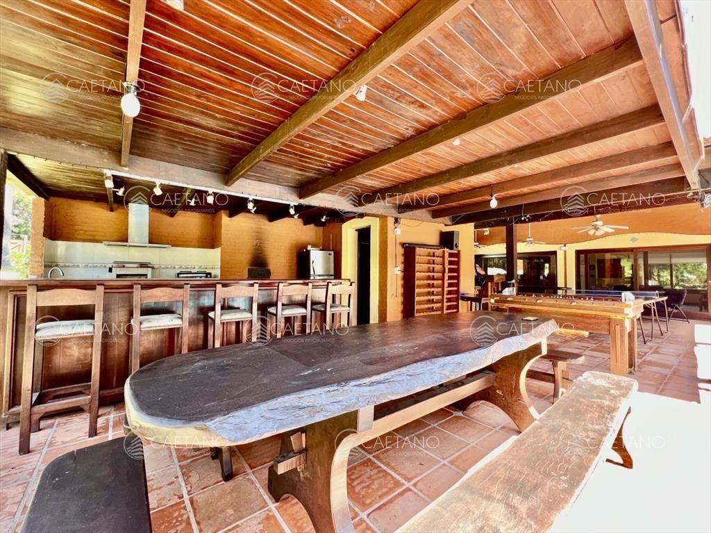 Casa en barrio residencial con 3000 m2 de parque