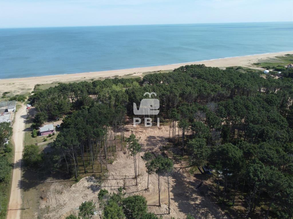 Terreno en venta en barrio privado Astra, Punta -