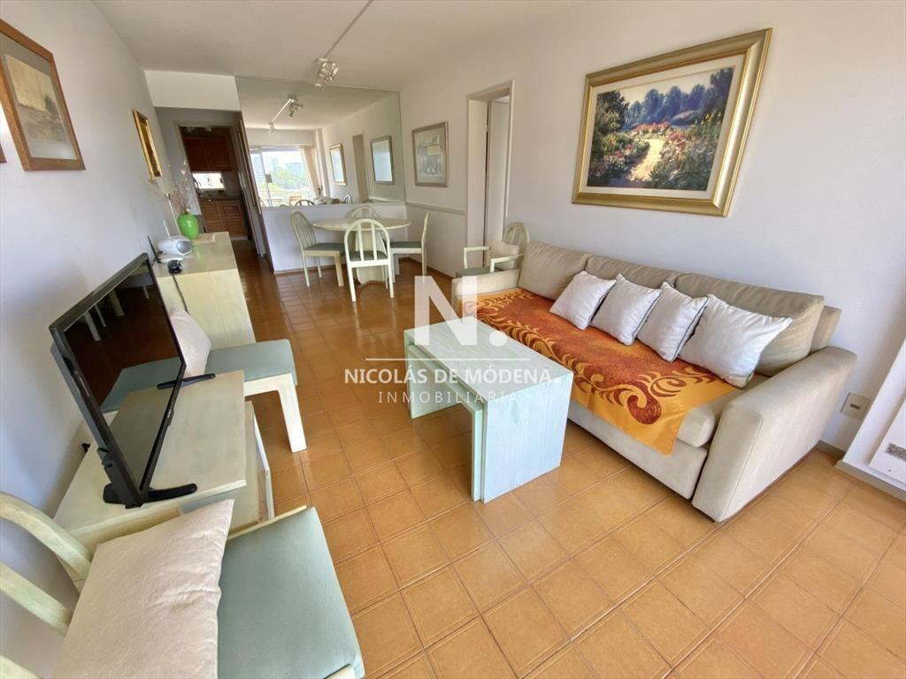 Vende impecable apartamento de 2 dormitorios en Brava - Pun