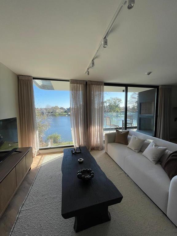Apartamento en venta, 3 dormitorios, vista al lago y parril