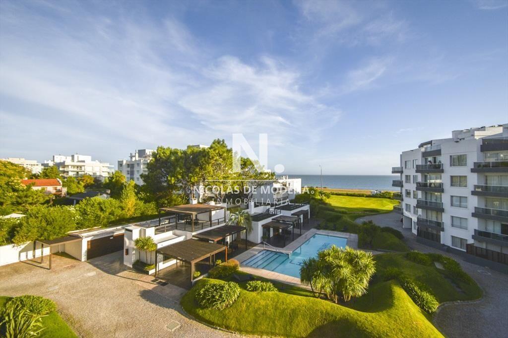 Espectacular Apartamento de Tres Dormitorios al -