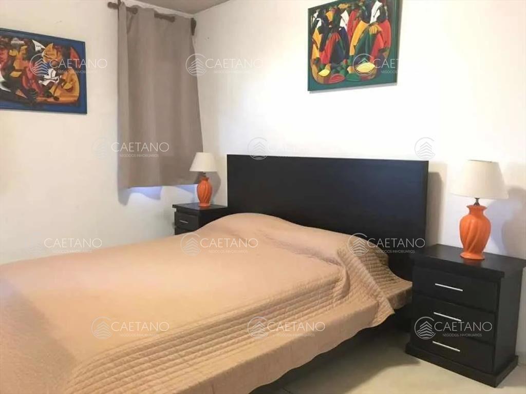 Hermosa casa amarilla de dos plantas con piscina!
